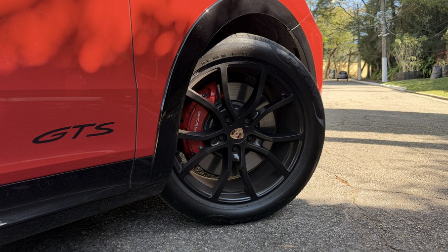 Unidade avaliada usa rodas Cayenne Exclusive Design de 21 polegadas, opcionais que custam R$ 13.197.