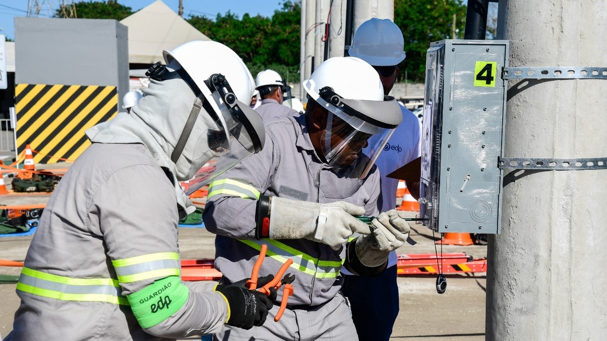 O balanço anual da Abradee também aponta para 270 acidentes fatais computados no ano passado, dos quais 57 (21,1%) têm relação direta com a construção civil. O balanço anual da Abradee também aponta para 270 acidentes fatais computados no ano passado, dos quais 57 (21,1%) têm relação direta com a construção civil.