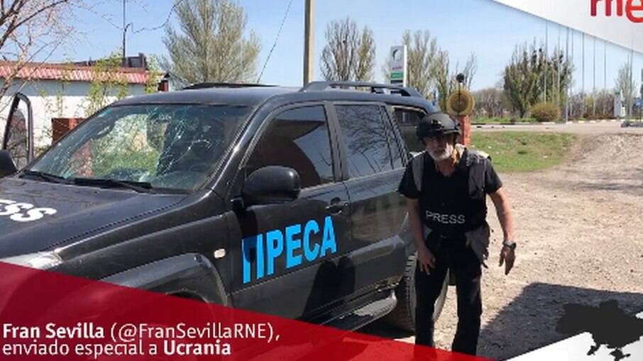 Jornalista espanhol mostra danos a veículo atingido por projétil na Ucrânia e é interrompido por novos disparos