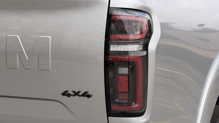 GWM Poer P30 traz lanternas traseiras em LED e identificação 4x4 na tampa da caçamba