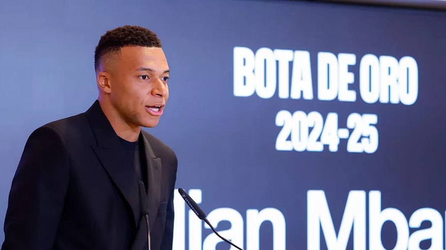 Mbappé durante discurso da Chuteira de Ouro