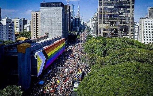 Com multidão e alegria, Parada LGBT  de SP chama atenção para a política