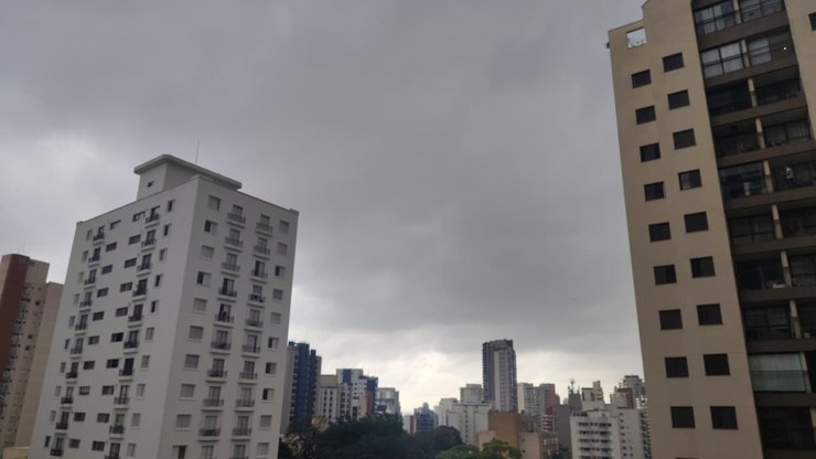 Tempo frio e nebuloso atinge São Paulo nesta terça