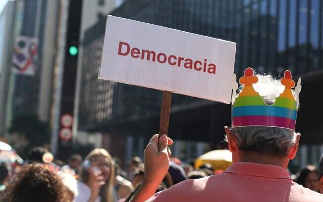 Cresce o número de brasileiros que defendem a democracia