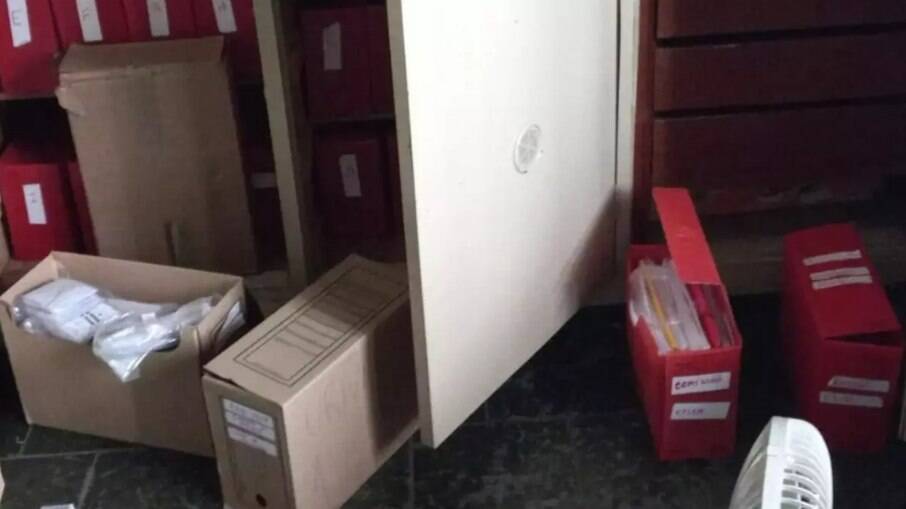 Documentos foram retirados de armários e gavetas.