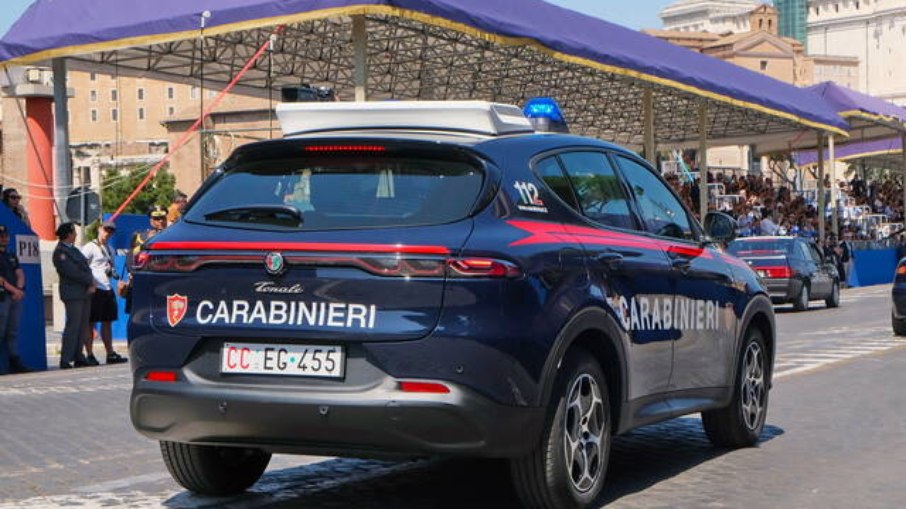 Parte traseira do Alfa Romeo Tonale da polícia italiana Parte traseira do Alfa Romeo Tonale da polícia italiana