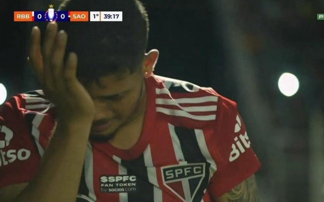 Erison deixa gramado chorando em jogo contra o Bragantino
