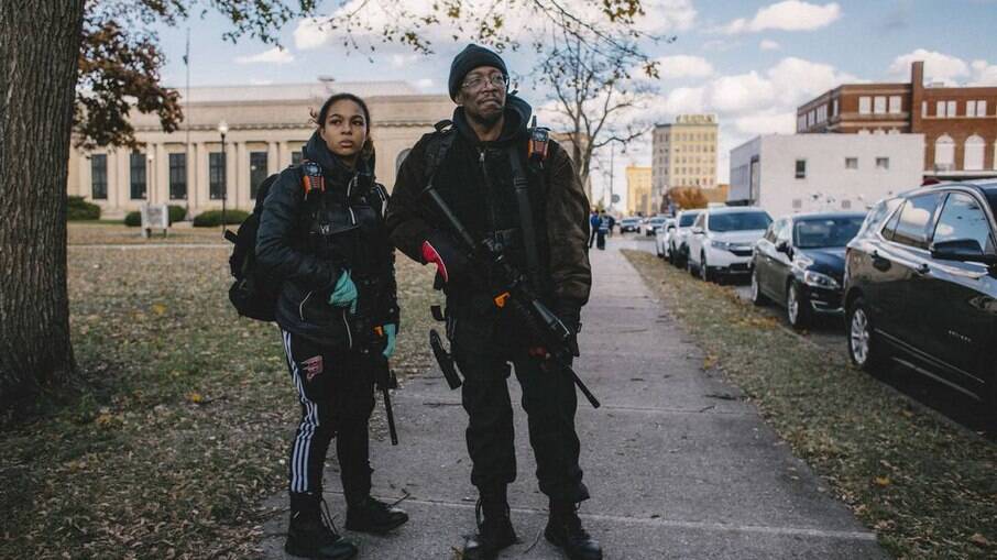 Erick Jordan e a filha Jade foram armados com fuzil em protesto contra absolvição de Rittenhouse 