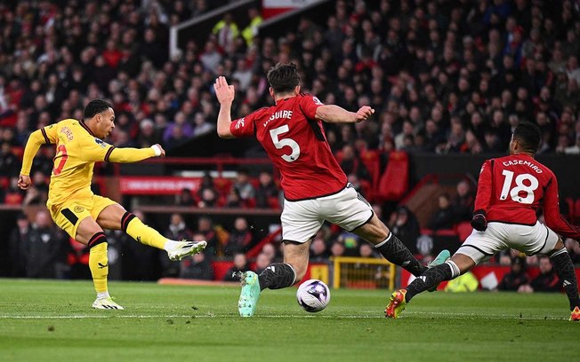 Jogadores de Manchester United e Sheffield em disputa de bola na Premier League - Foto: Oli Scarff/AFP via Getty Images