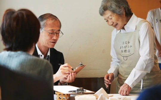 Veio errado? Restaurante japonês só contrata garçons com demência