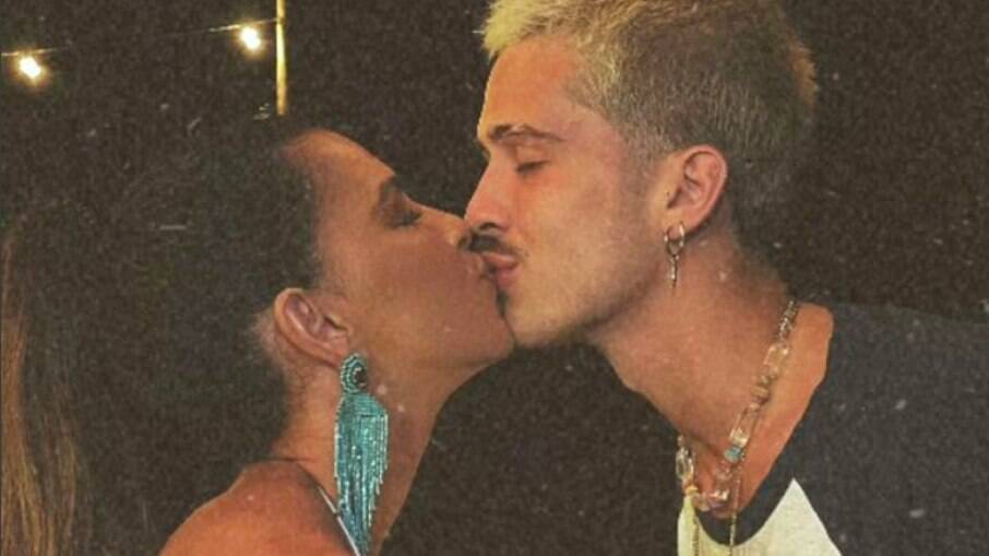 Mariana Rios e João Guilherme se beijam em Fernando de Noronha