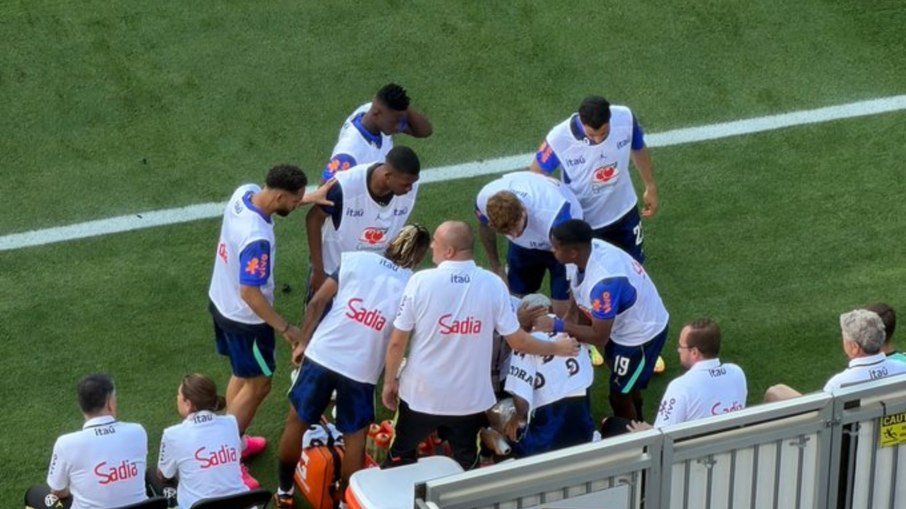 Wesley é consolado pelos companheiros de Seleção