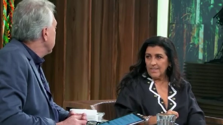 Regina Casé comenta sobre personagem no programa 'Conversa com Bial'