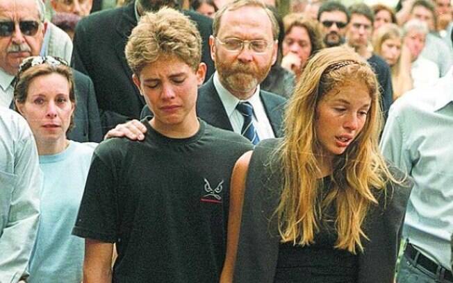 Andreas von Richthofen,  15 anos, e sua irmã, Suzane, com 19, no enterro dos pais em 2002