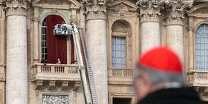 Após chaminé, Vaticano instala cortinas em varanda para Conclave