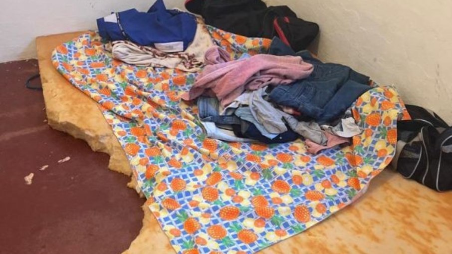 Falta de privacidade e ausência de camas e roupas de cama, obrigando os trabalhadores a dormirem no chão ou em estruturas improvisadas