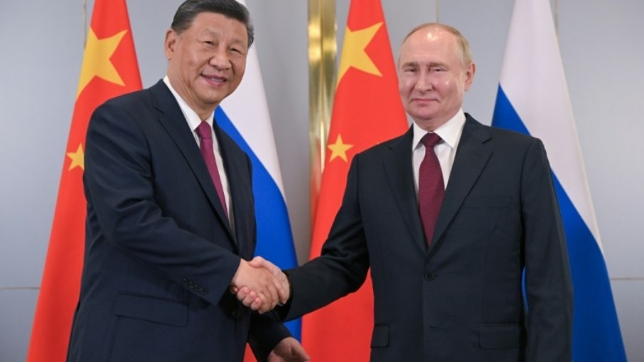 Foto da agência russa Sputnik mostra o presidente russo Vladimir Putin e o homólogo chinês Xi Jinping em Astana, em 3 de julho