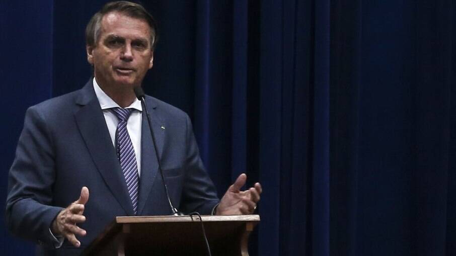 Bolsonaro assina pacotes de lei para abrandar punições contra policiais