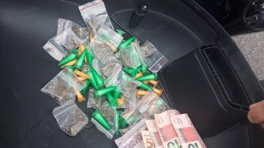 Com o suspeito a equipe encontrou 46 embalagens contendo cocaína e 7 com maconha, além de 90 reais em dinheiro. Com o suspeito a equipe encontrou 46 embalagens contendo cocaína e 7 com maconha, além de 90 reais em dinheiro.