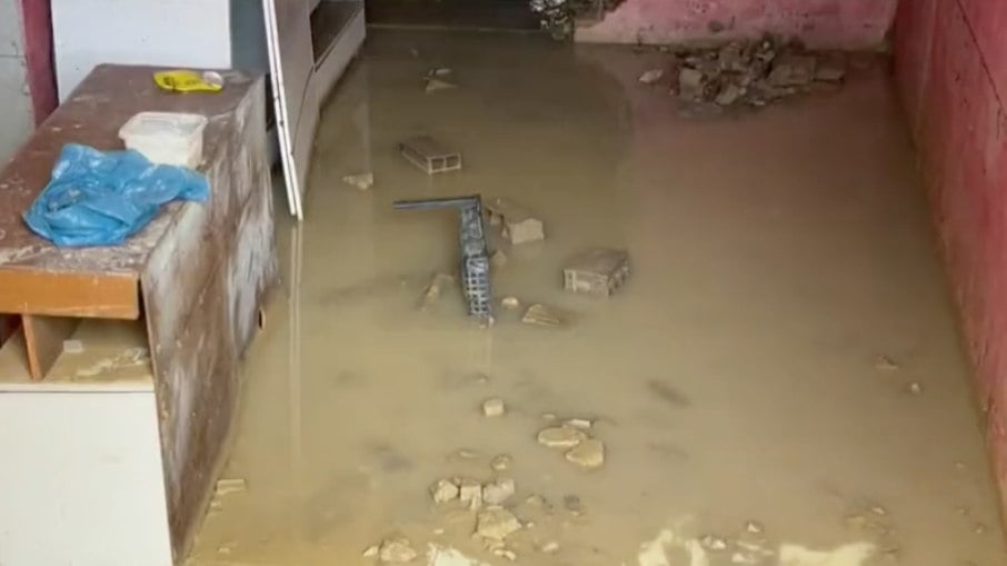 Casas ficaram alagadas em Pernambuco devido às fortes chuvas