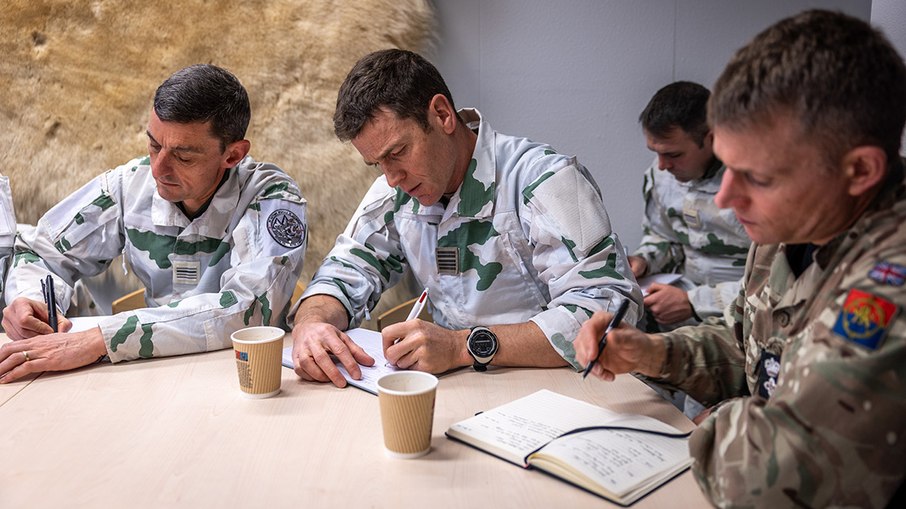 Soldados da OTAN recebem instruções no Comando Ártico em Nuuk, Groenlândia Soldados da OTAN recebem instruções no Comando Ártico em Nuuk, Groenlândia