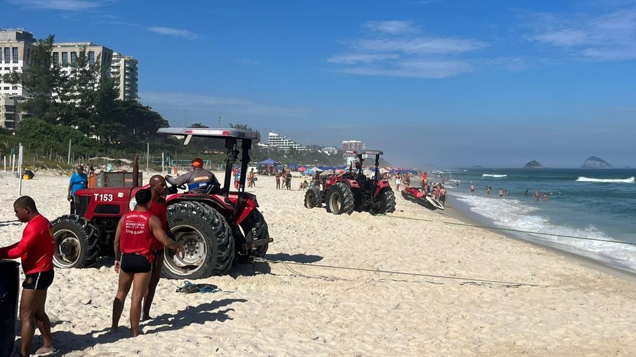 Tratores foram utilizados para puxar o helicóptero do mar