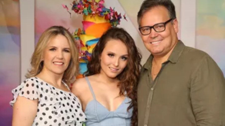 Pais de Larissa Manoela rebatem acusações: 'Receita do nosso trabalho'