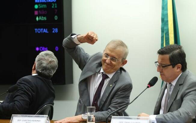 Deputado Darcísio Perondi, relator da Comissão Especial da PEC 241 na Câmara, comemora aprovação do texto