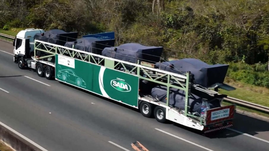 São cerca de nove carretas para transportar os veículos do campeonato 