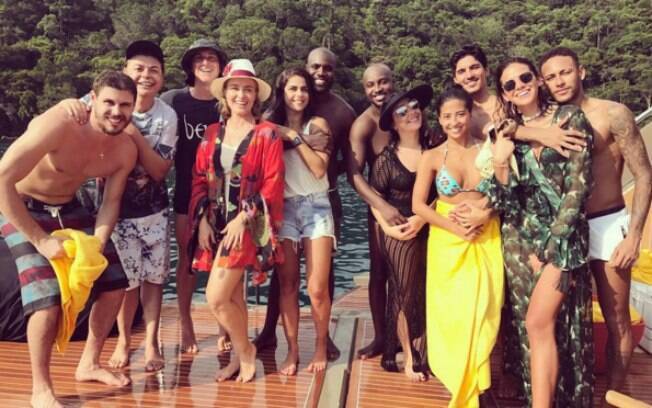 Neymar e Bruna aparecem abraçados em fotos com famosos publicada por Angélica no Instagram