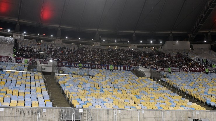 Confronto entre torcida do Lanús e PM no Maracanã; veja imagens