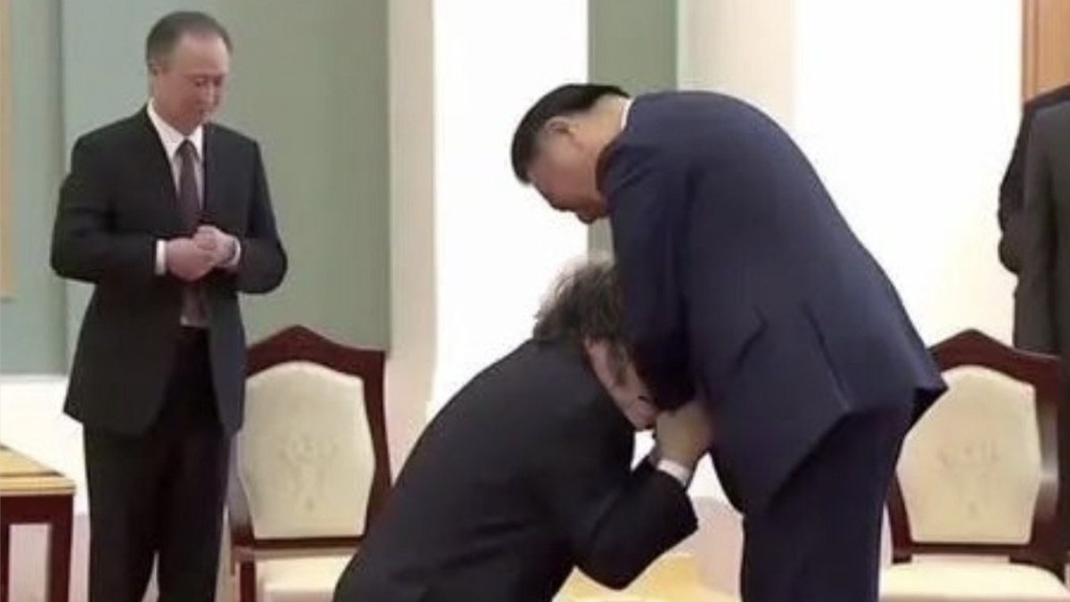 Javier Maile did not kneel before Xi Jinping at the meeting