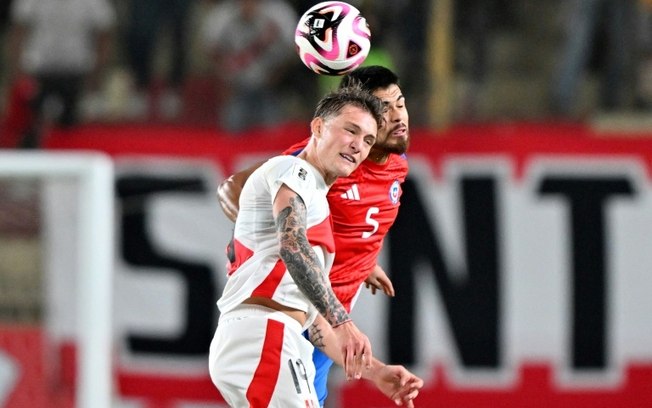 Oliver Sonne (E) e Paulo Diaz (D) disputam a bola no alto durante o empate entre Peru e Chile em 0 a 0 nesta sexta-feira, pelas Eliminatórias