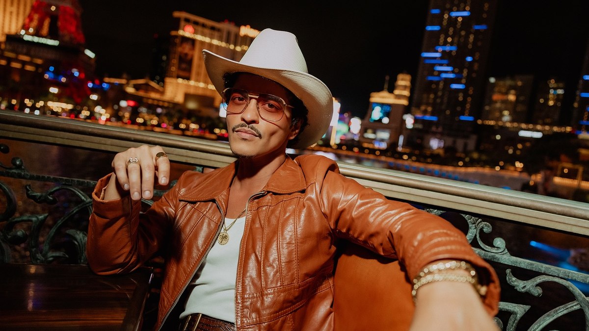 Bruno Mars faz 40 anos e plataforma revela músicas mais ouvidas