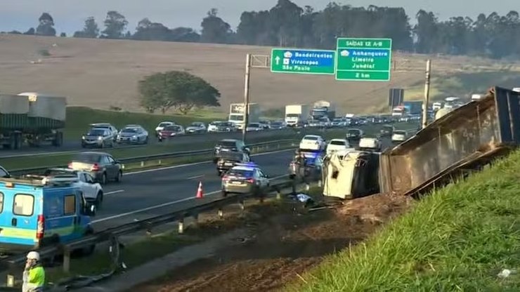 Caminhoneiro morre após colisão e capotamento no Anel Viário