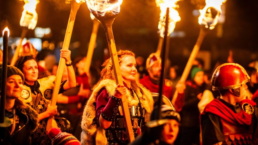 O Hogmanay mistura música, fogo e rituais antigos para celebrar a chegada do novo ano