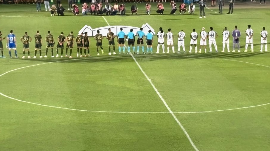 O jogo aconteceu na noite desta quinta-feira (13).