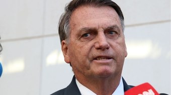 Bolsonaro tinha recibo de transferências de R$ 6,8 milhões a advogados, diz PF