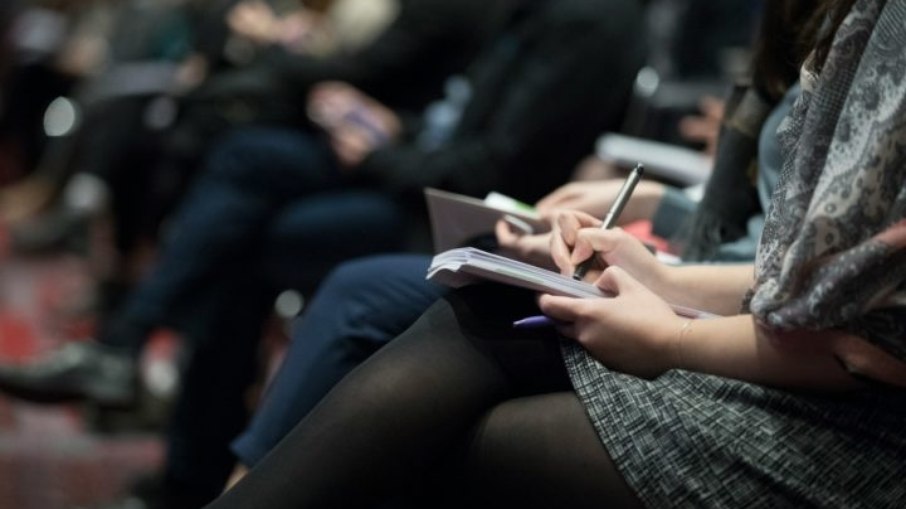Jornalistas integram o grupo de profissões mais propensas ao Burnout. Prazos apertados, alta carga de trabalho e constante contato com notícias negativas são alguns dos motivos apontados. Jornalistas integram o grupo de profissões mais propensas ao Burnout. Prazos apertados, alta carga de trabalho e constante contato com notícias negativas são alguns dos motivos apontados.