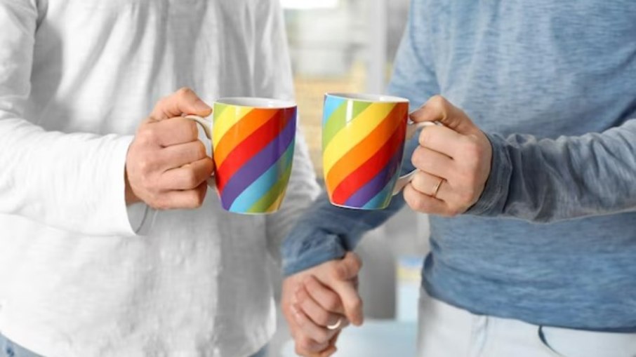 Produtos para casais LGBTQIAP+ entram em oferta no Dia do Orgulho 