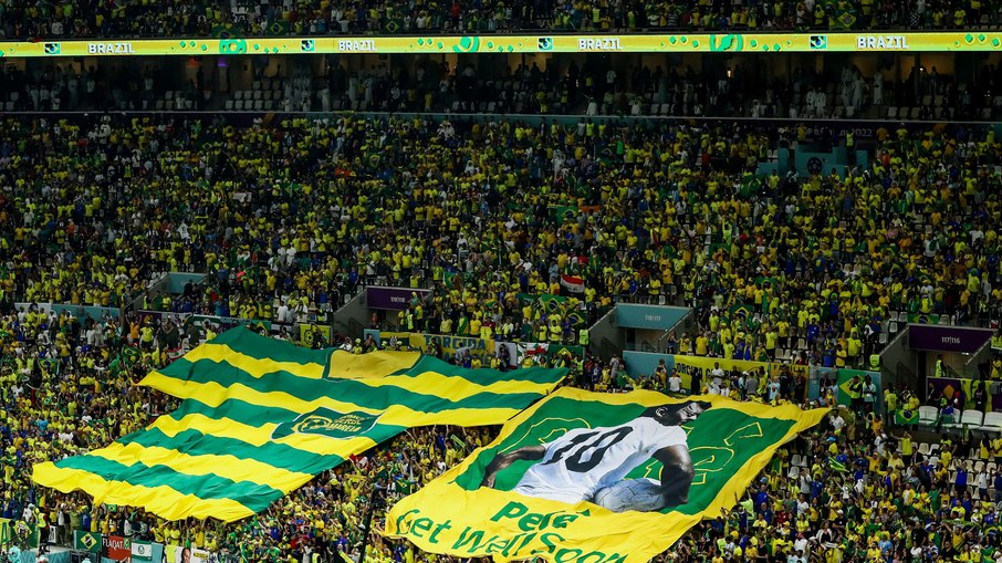 Pelé foi homenageado por bandeiras da torcida no Estádio Lusail