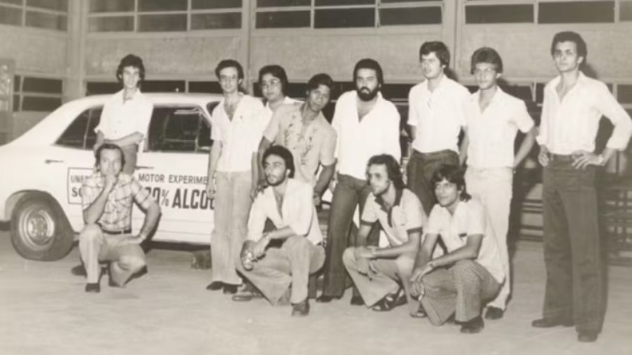 Alunos da Fatec Sorocaba com o protótipo do Opala movido a álcool