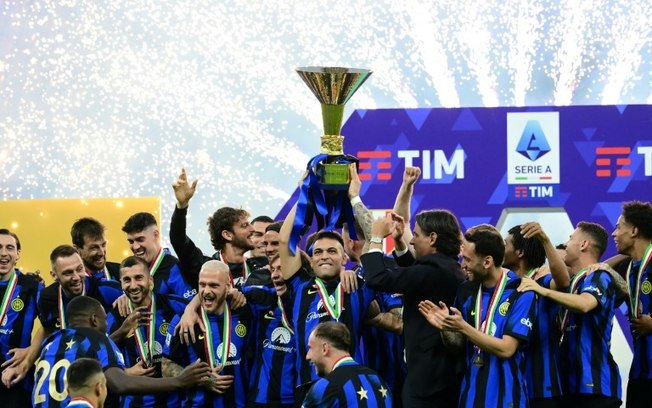Lautaro Martínez ergue o troféu de campeão da Serie A, após o empate da Inter em 1 a 1 com a Lazio, pela 37ª rodada da em Milão, no dia 19 de maio de 2024