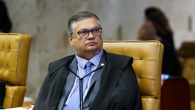 Flávio Dino é hostilizado em avião rumo a DF para julgamento