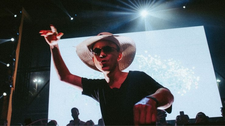 Dj Ilusionize Comanda Pistas Como Quem Hipnotiza Multidões