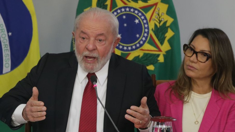 Presidente Lula ao lado de Janja
