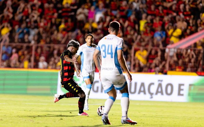 Diego Hernández vibra. Foi dele os dois gols do Sport sobre o Londrina
