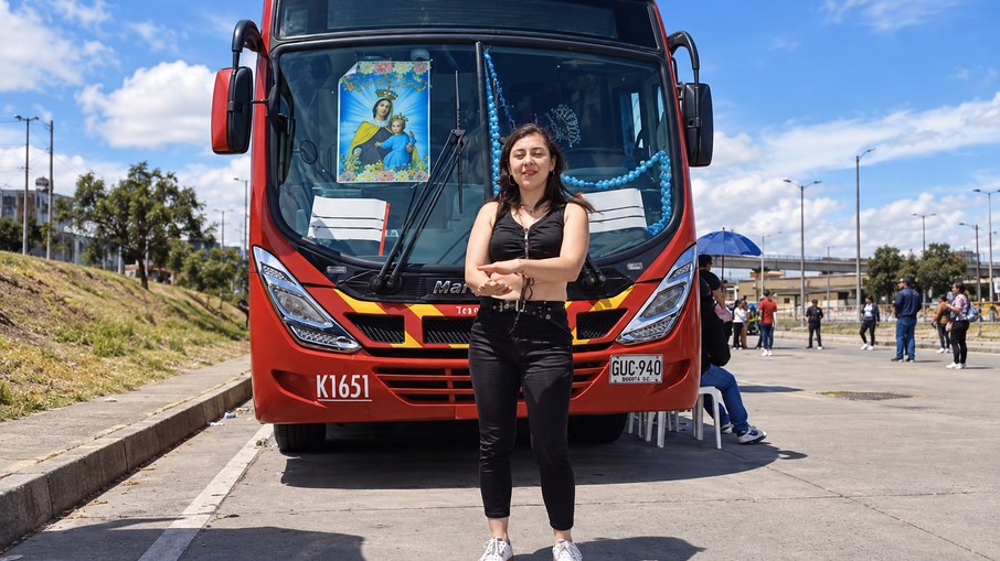 Yeline Lizbeth Patiño se casou com a linha A60/F60 do TransMilenio, sistema de ônibus de Bogotá Yeline Lizbeth Patiño se casou com a linha A60/F60 do TransMilenio, sistema de ônibus de Bogotá