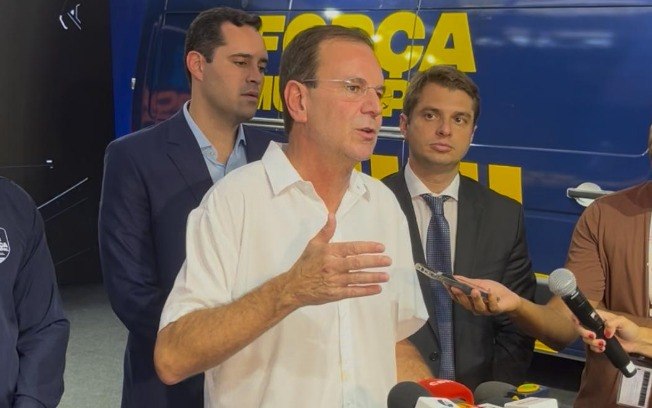 O prefeito Eduardo Paes (PSD) conversa com jornalistas durante apresentação da Força Municipal no Rio
