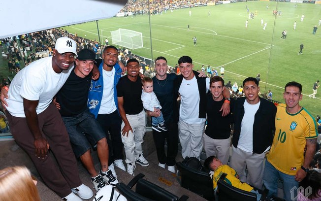 Atletas do Athletico ao lado de Ronaldinho Gaúcho em evento Atletas do Athletico ao lado de Ronaldinho Gaúcho em evento